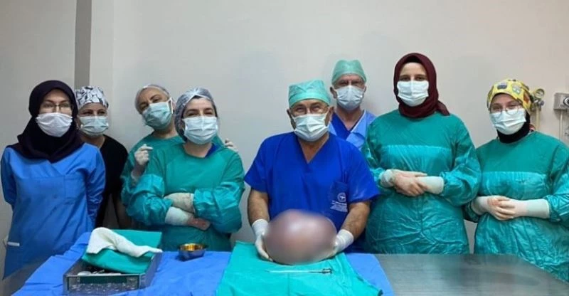 Gören hamile sandı, karnından 6,5 kilo kitle çıktı
