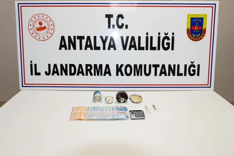 Krem kutusuna saklanan uyuşturucu madde jandarmaya yakalandı
