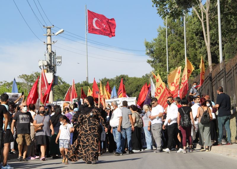 HDP İl Binasındaki saldırıda ölen Deniz Poyraz’ın cenazesinde kısa süreli gerginlik
