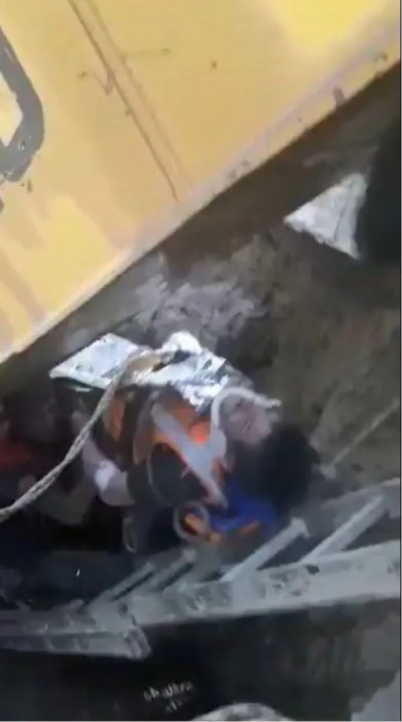 Göçük altında kalan işçilerin kurtarılma anı kamerada
