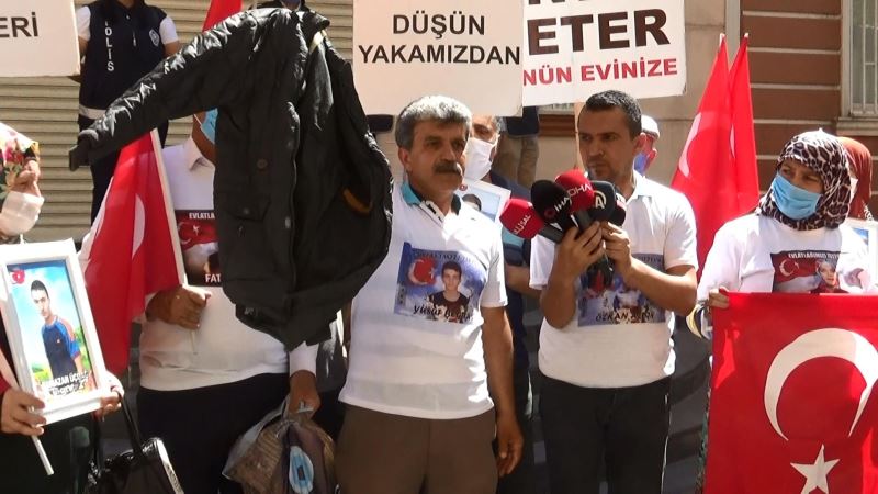 Evlat nöbetindeki baba, HDP il binasından çıkan oğlunun montunu gösterdi
