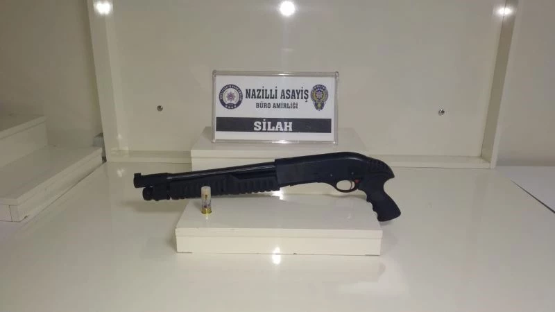 Arabadan etrafa tüfek gösterdiler, yakalandılar
