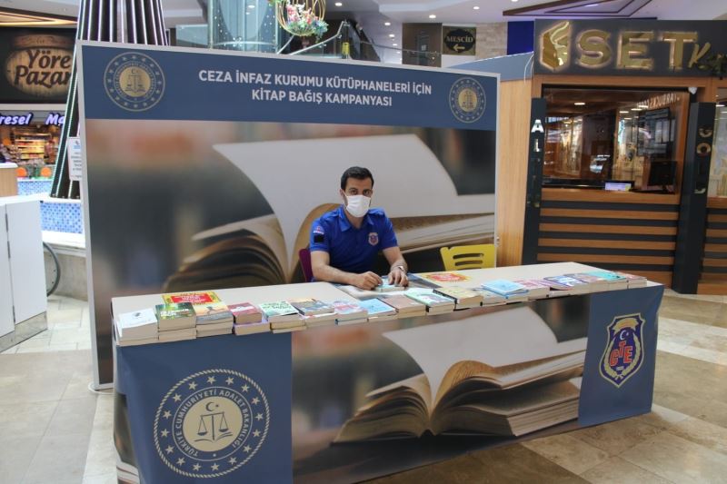 Highway’de açılan kitap bağış standına yüzlerce kitap bağışlandı
