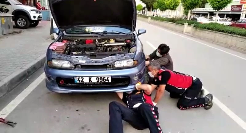 Yavru kedi, sıkıştığı otomobilden kurtarıldı
