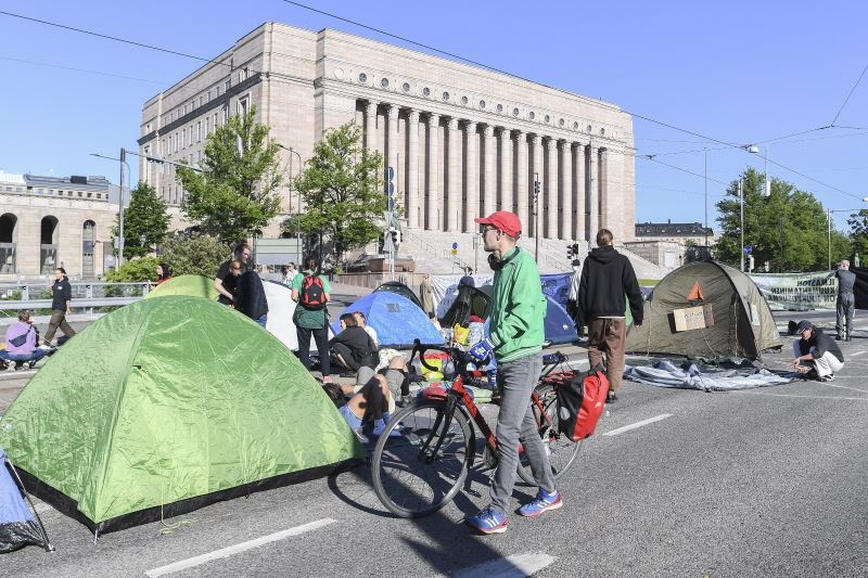 Finlandiya’da iklim protestosu: başkentin en işlek caddesi trafiğe kapatıldı
