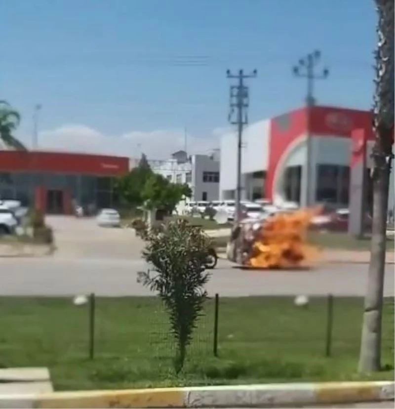 Seyir halindeki motosikletin römorku alev alev yandı
