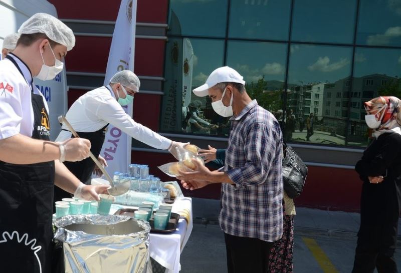 Devlet Hastanesi’nde aşı kuyruğuna girenlere çorba ikramı yapıldı
