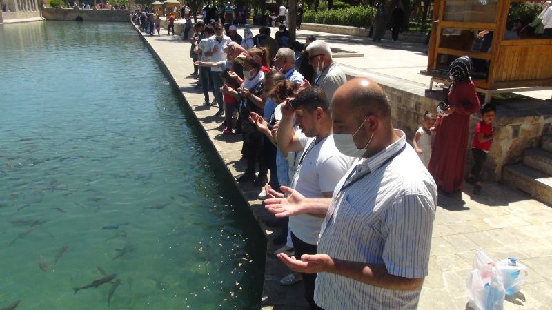 Diyarbakır anneleri için Balıklıgöl’de dua ettiler
