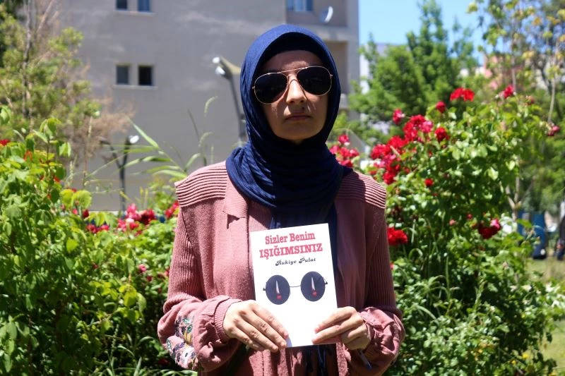 Görme engelli genç kız hayatını kitaplaştırdı
