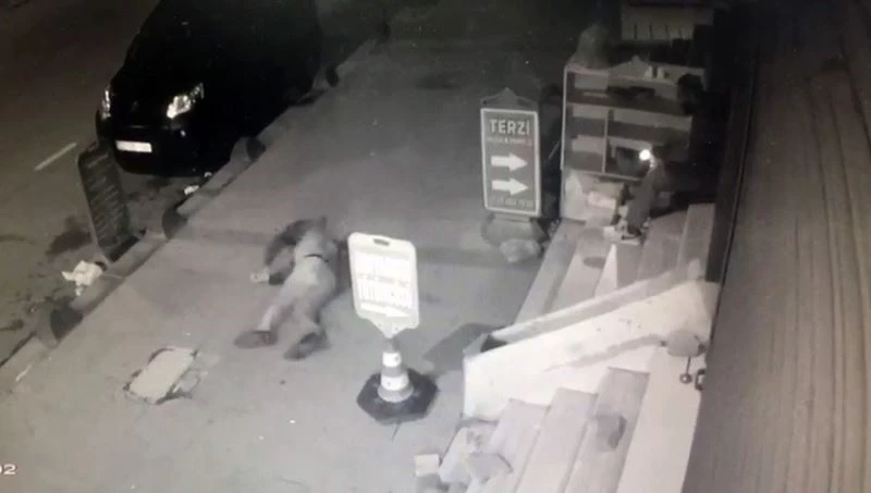 (ÖZEL) Arnavutköy’de merdivenden düşen adam ağır yaralandı
