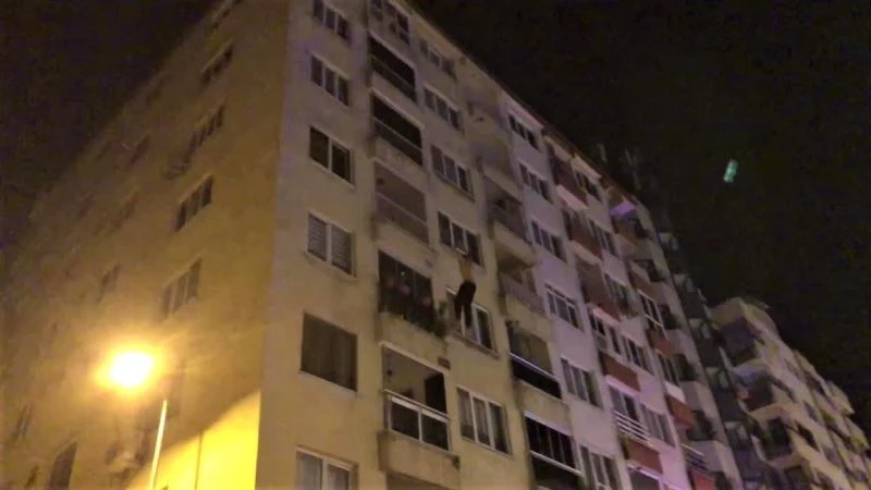 Kendini 4. kattan boşluğa bıraktı
