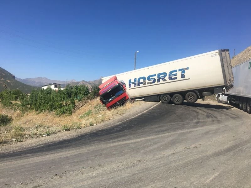 Direksiyon hakimiyetini kaybeden tır uçurumun ağzında askıda kaldı
