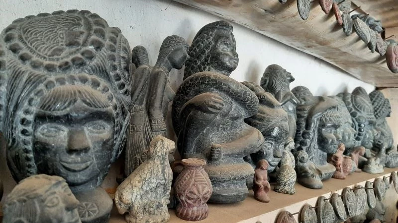 Yarım asırdır çakıyla, çakıl taşlarını sanat eserine dönüştürüyor
