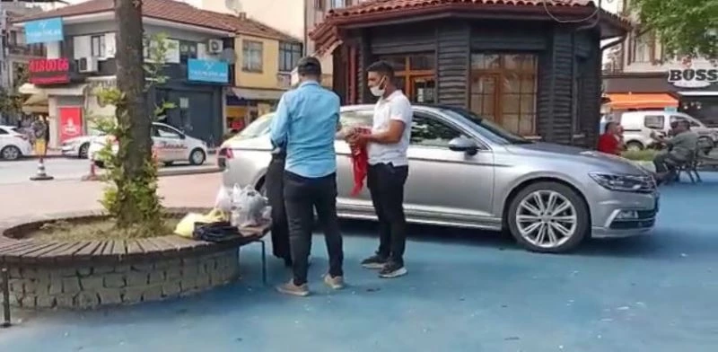 Askere yardım bahanesiyle para topluyordu, kameraları görünce uzaklaştı
