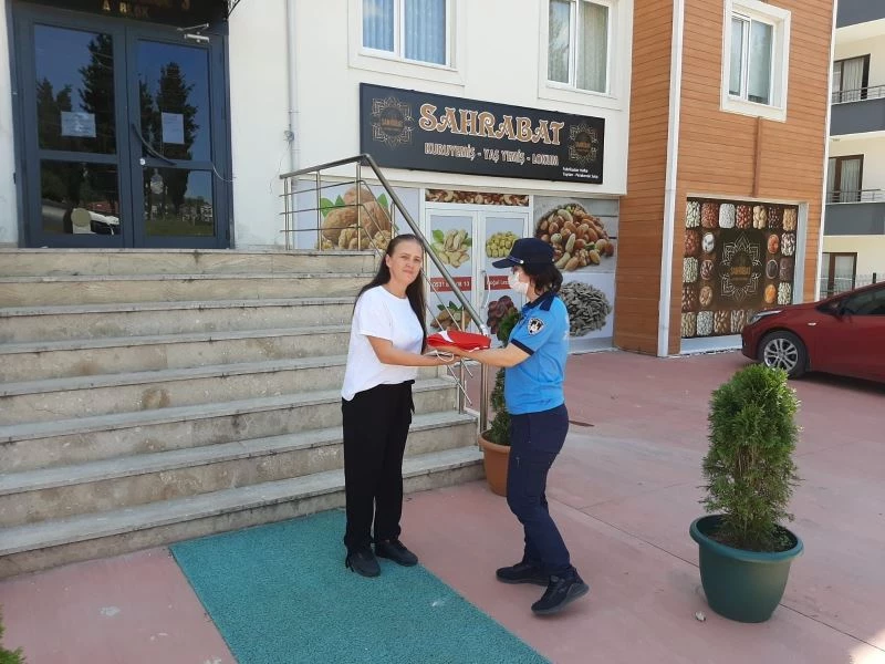 Türk Bayrağı’nın yıprandığı görünce hemen zabıtayı aradı
