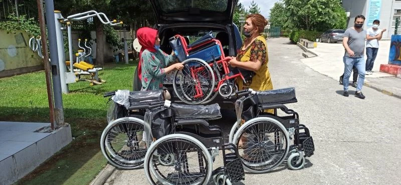 Özel öğrenciler bağışçıların hediyesi sandalyeler ile sevindi
