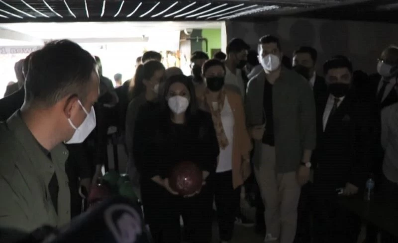 Sarıeroğlu gençlerle bowling oynadı
