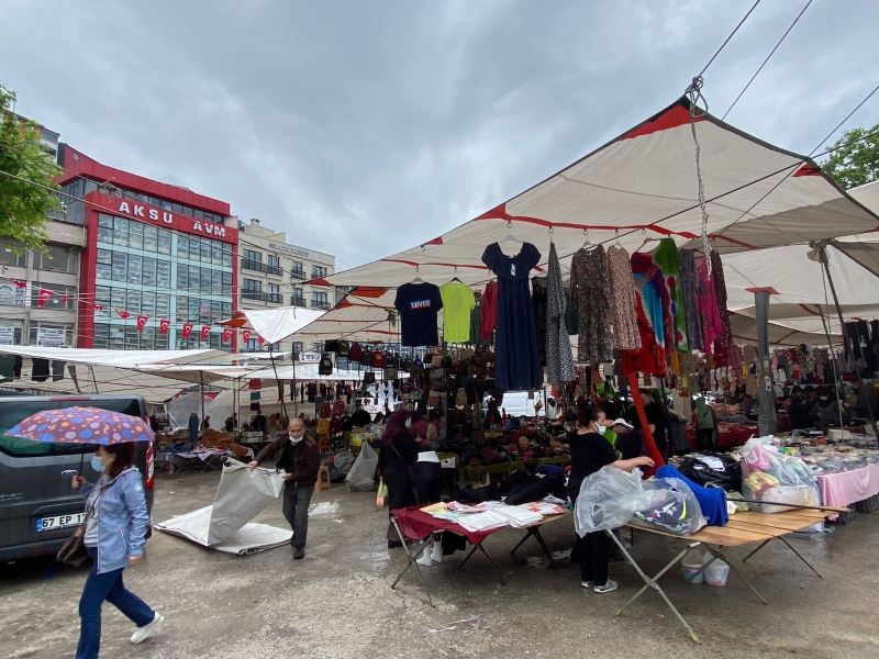 Yağışlı hava giysi pazarındaki satışları etkiledi
