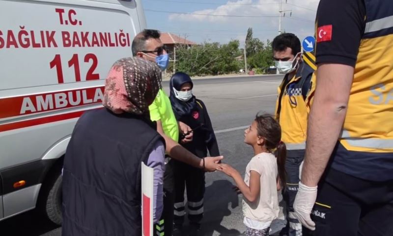 Ambulansı binmek istemeyen yaralı kız çocuğunu polis ikna etti
