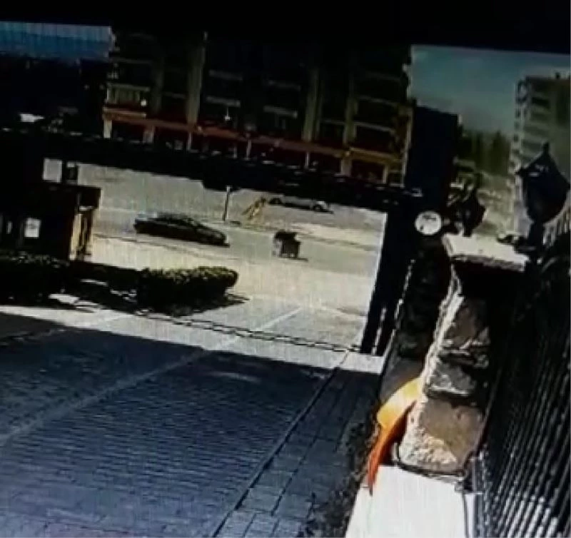 Şiddetli rüzgarın yola savurduğu konteynere araç çarptı
