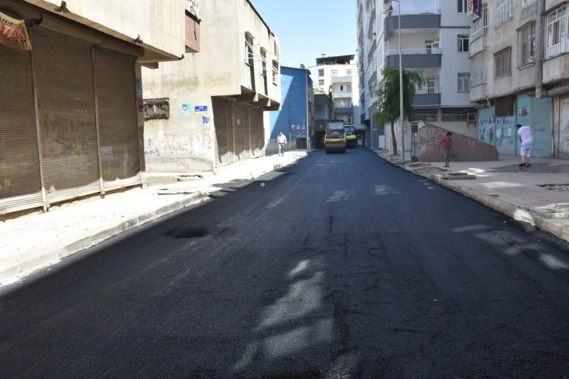 Bağlar Belediyesi, şehir merkezinde köstebek yuvasına dönen yolu modernize etti
