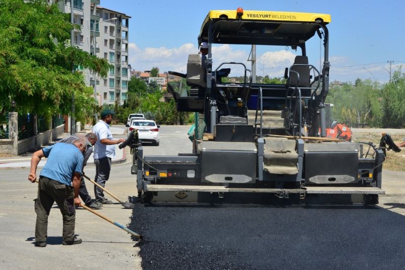 Yeşilyurt’un yolları sıcak asfalt ile güzelleşiyor
