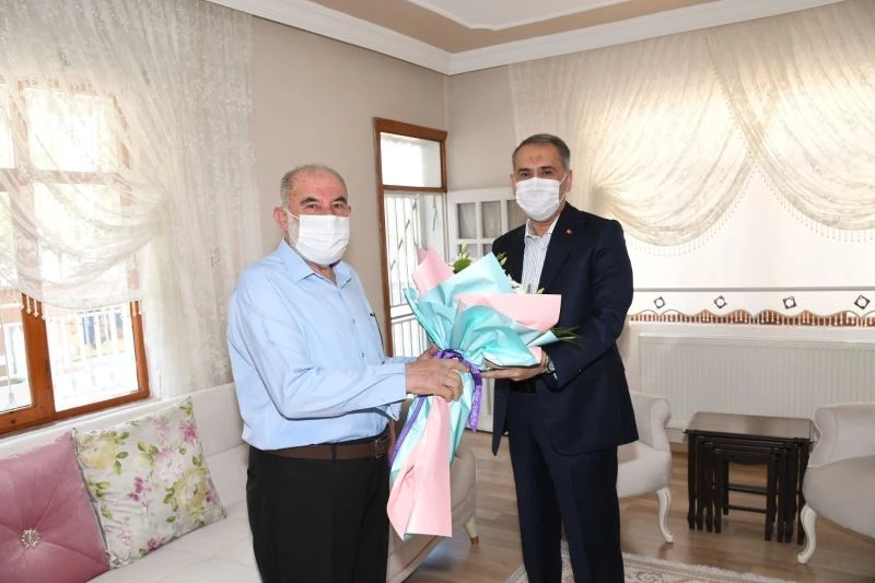 Vali Çuhadar’dan şehit babalarına ziyaret
