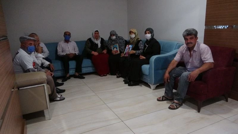 Evlat nöbetindeki aileler kısıtlamaya rağmen direnişlerini sürdürüyor
