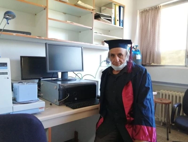 Üniversiteyi 1988’de bırakmıştı, tekrar başladı 67 yaşında mezun oldu
