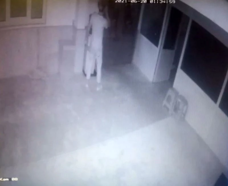 Pencereden girip ayakkabılarını çıkardıkları camide rahat tavırlarıyla pes dedirttiler
