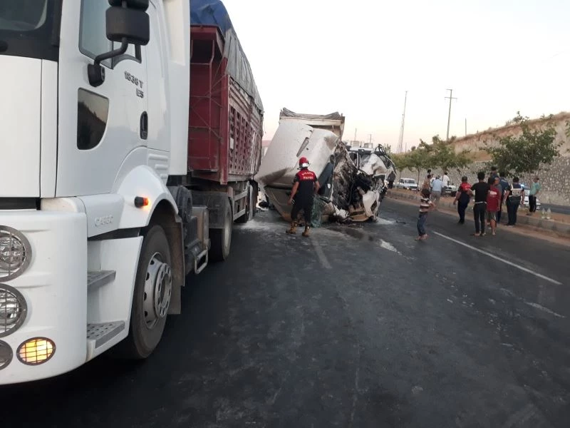 Su tankerine çarpan tırın sürücüsü ağır yaralandı
