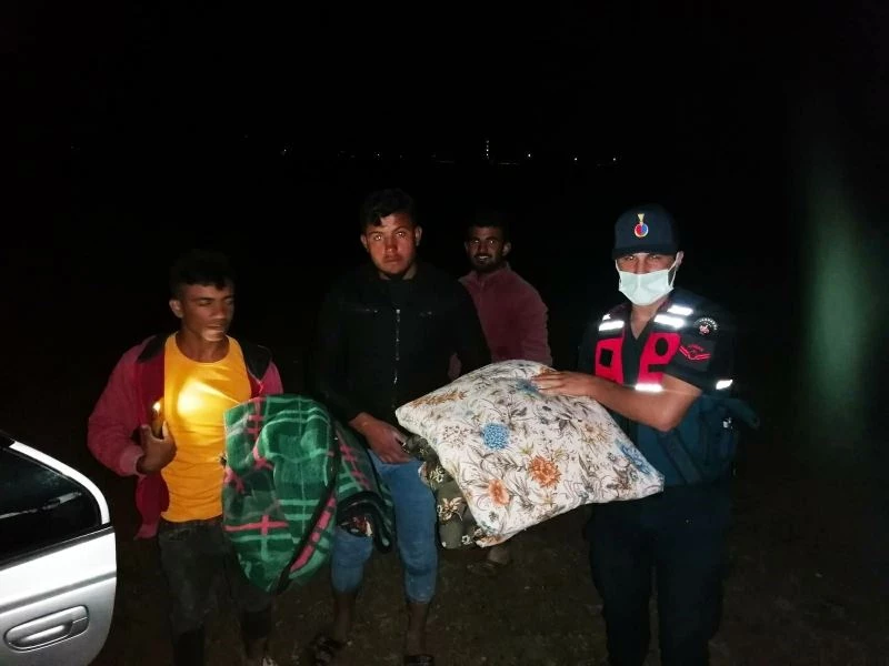 Sağanak mevsimlik işçilerin kaldığı çadırları kullanılmaz hale getirdi
