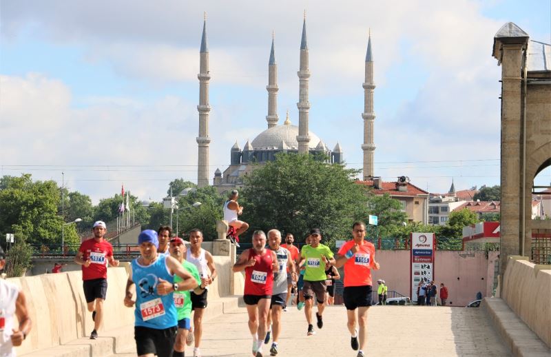 Edirne’de 6. Sınırsız Dostluk Yarı Maratonu renkli görüntülerle son buldu
