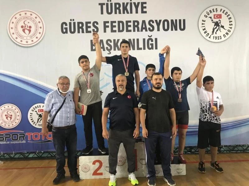 Minik güreşçiden örnek hareket
