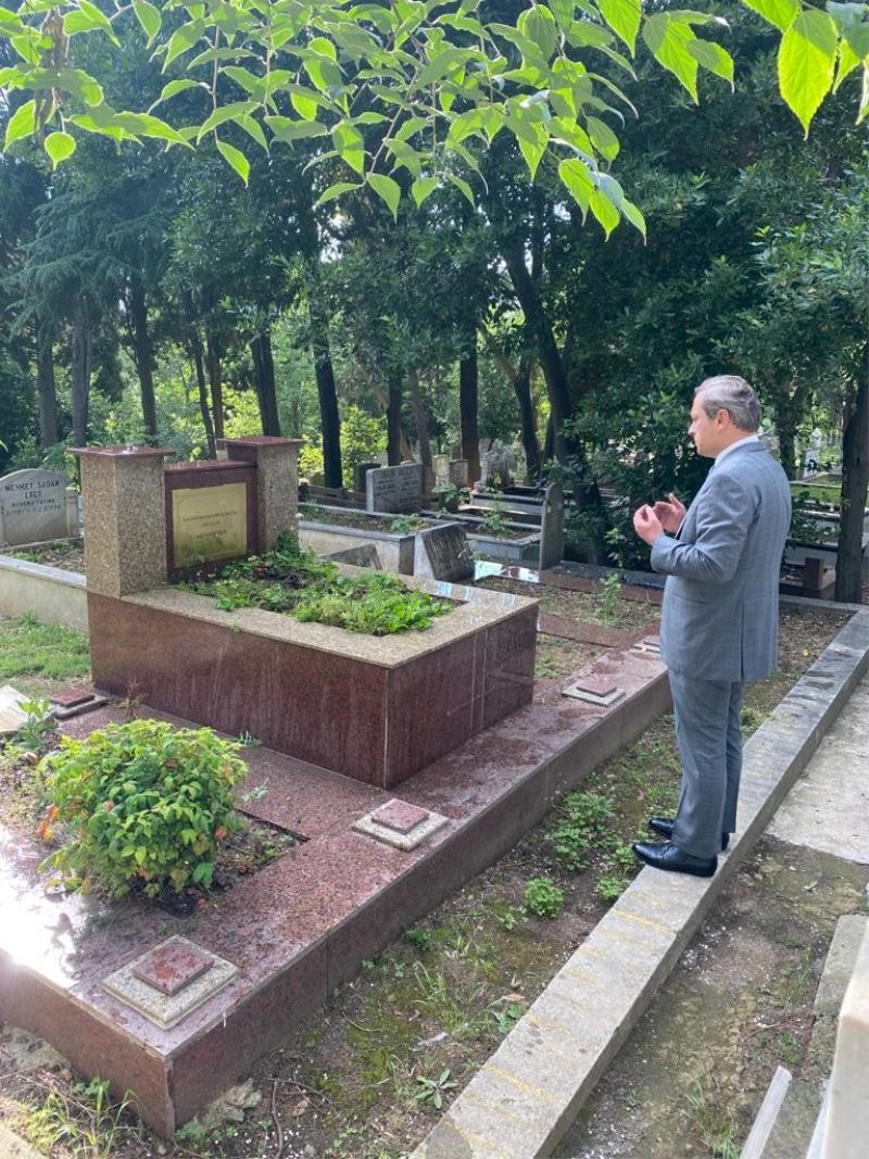 Burak Elmas, Ali Sami Yen’in mezarını ziyaret etti
