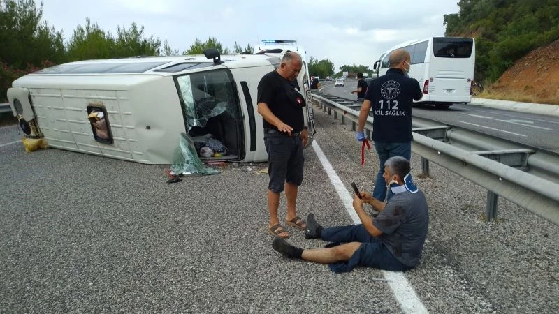 Lastiği yarılan kuruyemiş yüklü minibüs devrilip metrelerce sürüklendi: 2 yaralı
