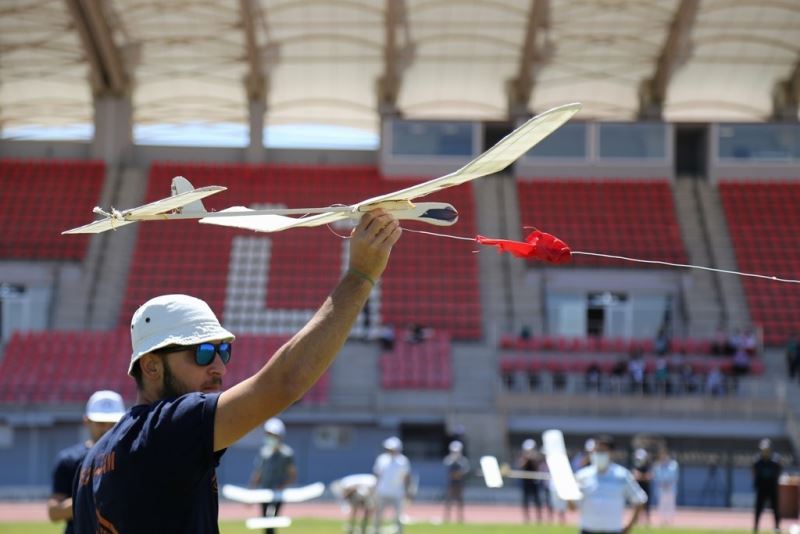ASÜ’de model uçak kursu uçuş uygulamasıyla tamamlandı
