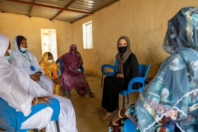 Angelina Jolie, Burkina Faso’daki bir mülteci kampını ziyaret etti
