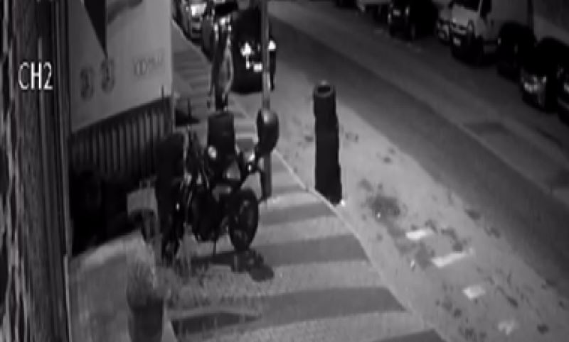 (Özel) Maltepe’de motosiklet hırsızlığı kamerada
