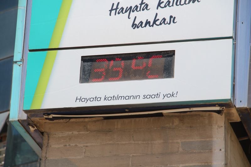 Elazığ’da bunaltıcı sıcaklık, termometreler 39’u gösterdi
