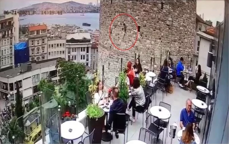Galata Kulesi’ndeki intihar teşebbüsü kamerada
