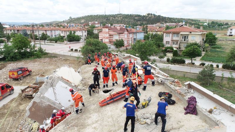 Konya Büyükşehir İtfaiyesi’nden nefes kesen deprem tatbikatı
