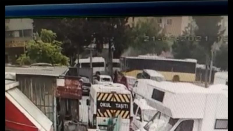 Bağcılar’da belediye otobüsü park halindeki servis araçlarına çarptı: 4 yaralı
