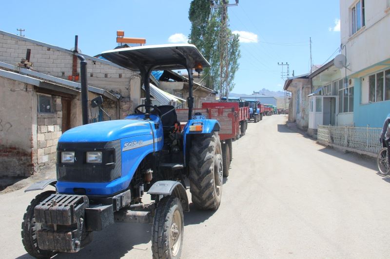 Traktör sürücülerine ’Reflektör Tak, Görünür Ol’ sloganıyla reflektör dağıtımı yapıldı
