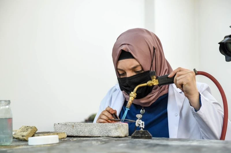 Gümüş atölyesinin altın kadınları
