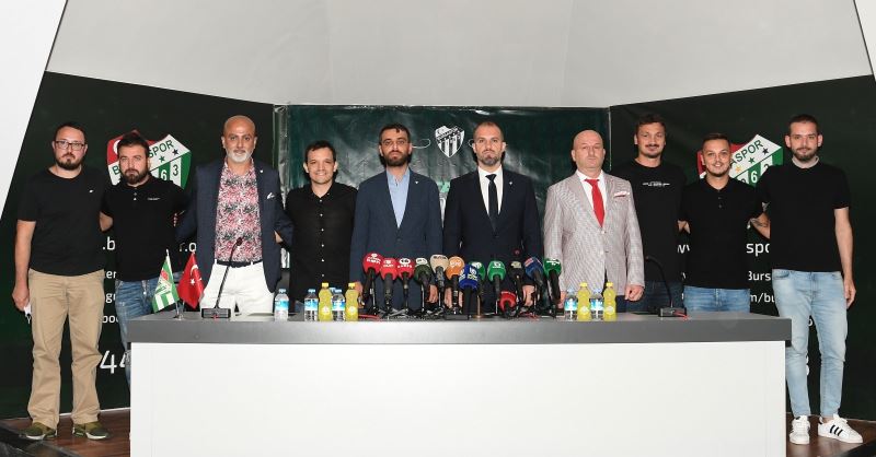 Mustafa Er, Bursaspor’la 3 yıllık resmi sözleşmeye imza attı
