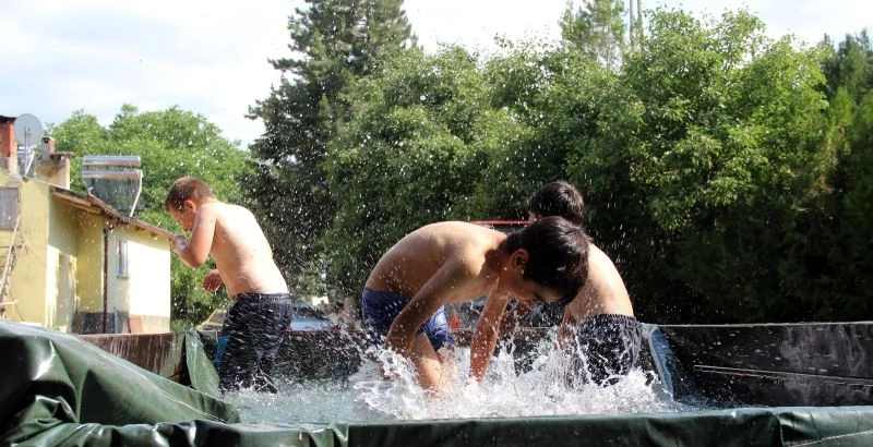 Erzincan’da bunaltıcı sıcaklık, termometreler 40 dereceyi gösterdi
