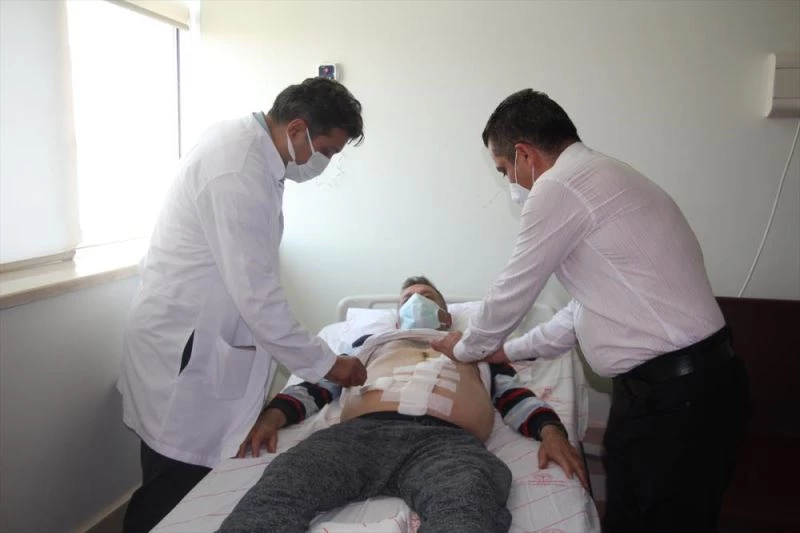 Bir böbreğini kızına bağışlayan babanın 12 kilogramlık kitle oluşan diğer böbreği son anda kurtarıldı