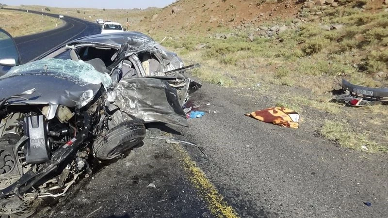 Diyarbakır’da tuğla yüklü kamyon ile otomobil çarpıştı: 2 ölü, 2’si ağır 3 yaralı
