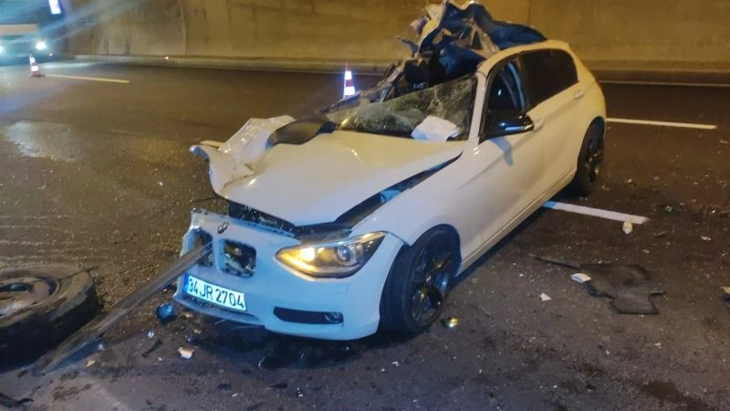 Kamyona arkadan çarpan otomobil parçalandı, sürücünün burnu bile kanamadı
